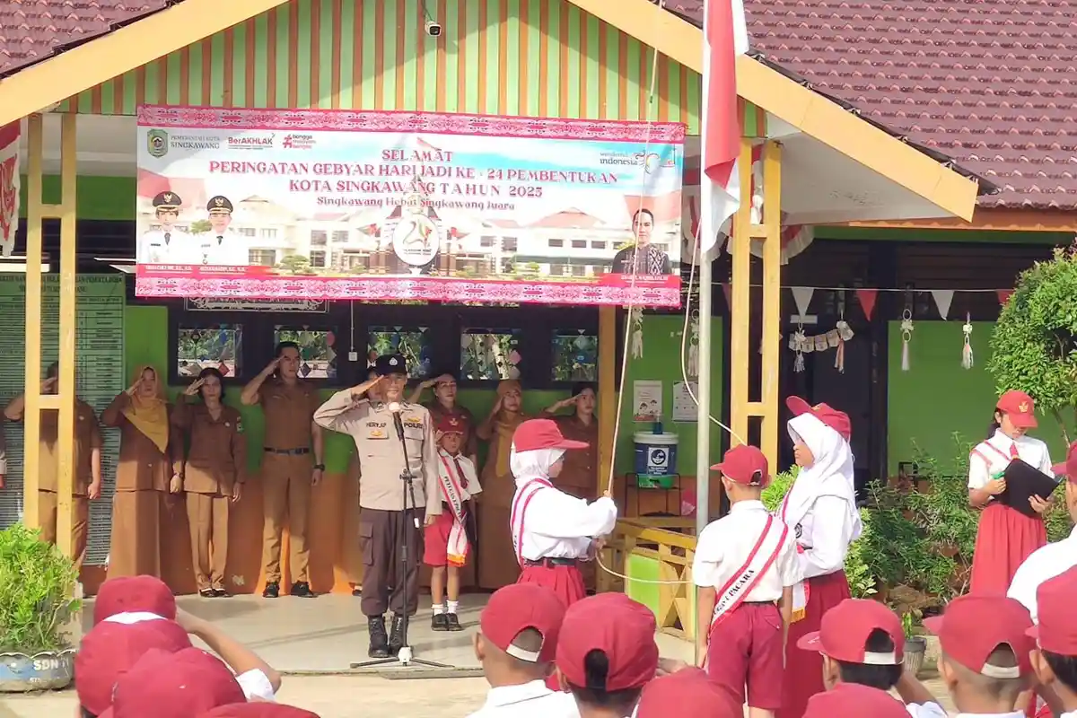 Pimpin Upacara di SDN 71 Poteng, Satbinmas Beri Edukasi Kamtibmas dan Cegah Bullying Sejak Dini