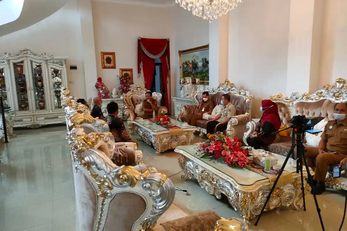 KPP Pratama Bitung Beri Penghargaan untuk Walikota Maurits Mantiri dan Wawali Hengky Honandar