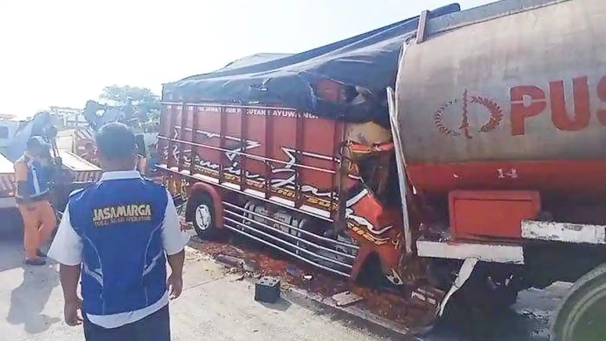 Kecelakaan Maut Hari Ini, Seorang Sopir Tewas, Truk Muat Cabai Tabrak Truk Tangki