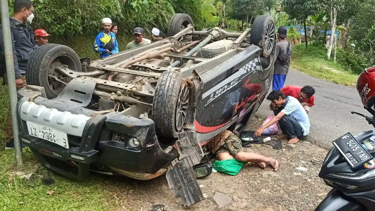 Kecelakaan di Cikidang Sukabumi, Pengemudi Hilang Kendali, Mobil Tabrak Tebing hingga Terbalik