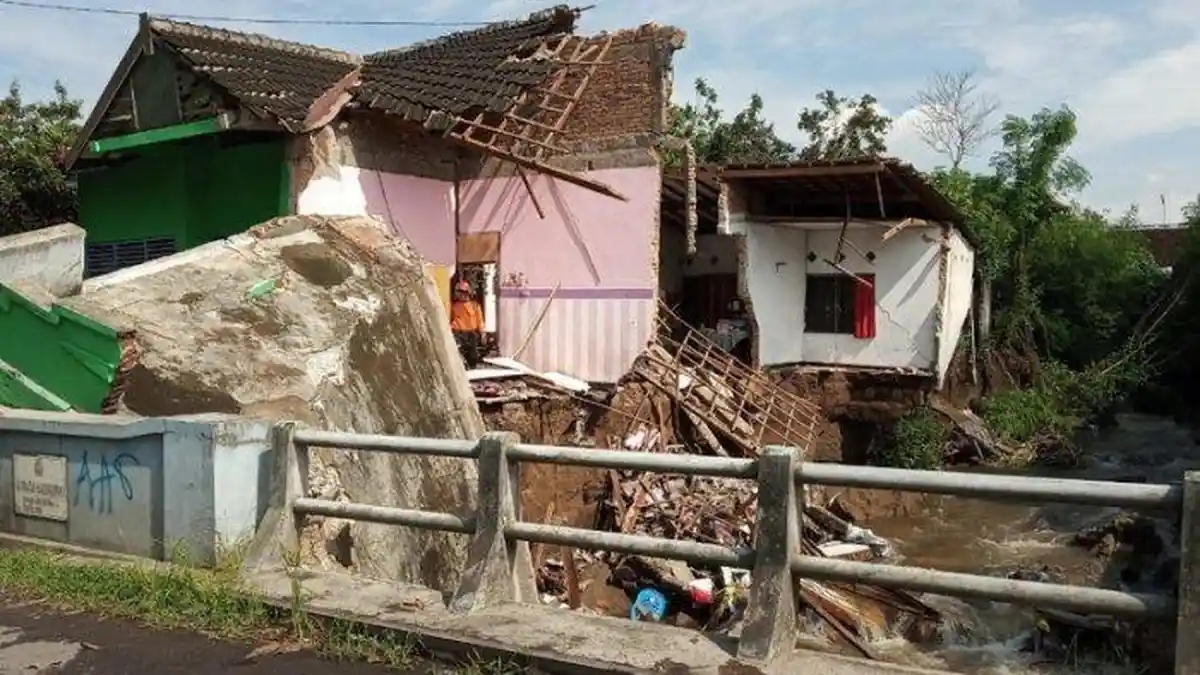 Rumah Supriono di Pinggir Kali Pete Kalasan Ambrol