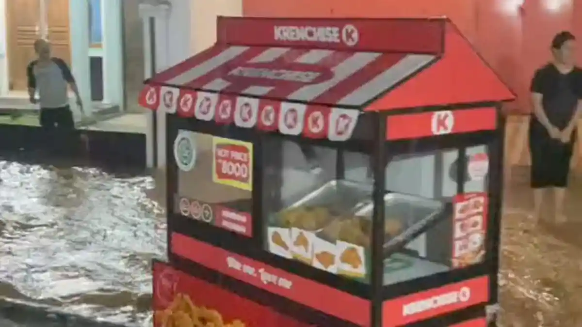 Detik-detik Gerobak Fried Chicken Hanyut Terbawa Banjir, Arus Deras Pedagang dan Warga Hanya Melongo