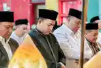 Bupati-Pasuruan-Rusdi-Sutejo-saat-melaksanakan-salat-ied.jpg