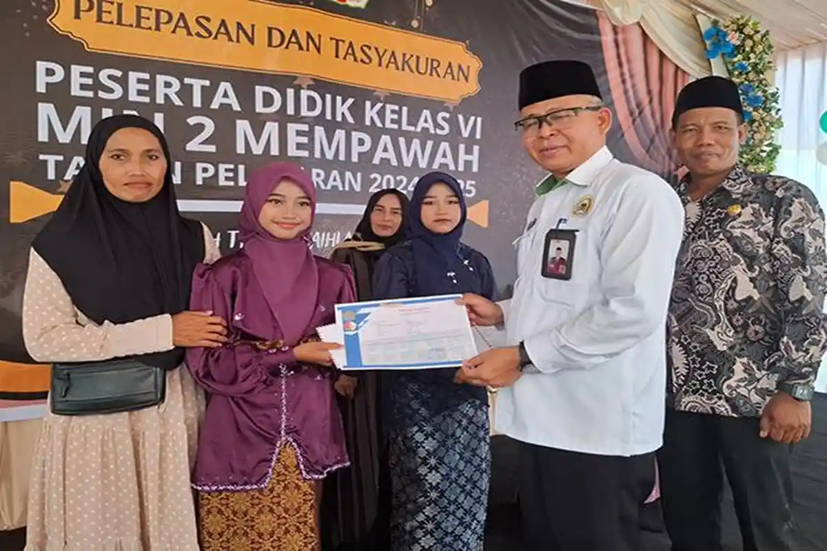 Pelepasan Siswa MIN 2 Mempawah, Kepala Kemenag Berikan Motivasi