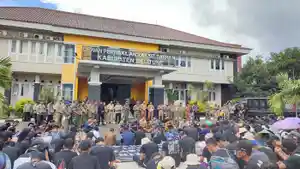 20240109-Massa-aksi-saat-menggelar-doa-bersama-di-halaman-DPRD-Belitung.jpg