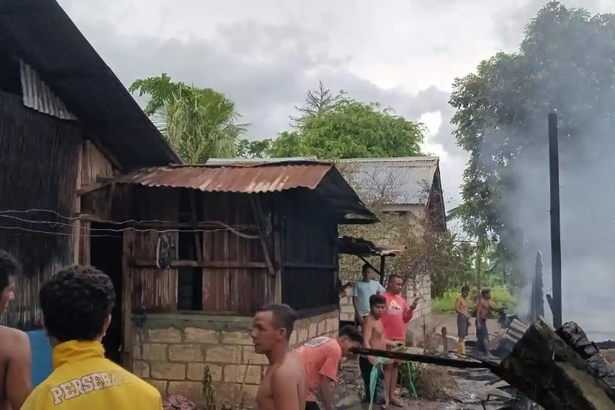 Warga Panik saat 2 Rumah Terbakar di Kupang Timur NTT