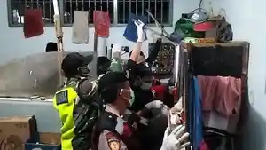 SIDAK-Suasana-penggeladahan-yang-dilakukan-tim-gabungan-di-dalam-kamar-tahanan.jpg