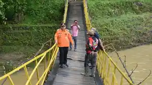 Pj-Bupati-Sarolangun-tinjau-jembatan.jpg