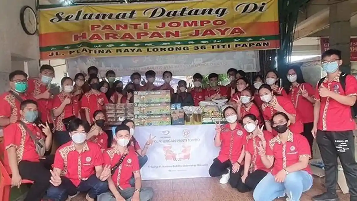 Keluarga Mahasiswa Buddhis Mikroskil Lakukan Kunjungan Sosial ke Panti Jompo Harapan Jaya