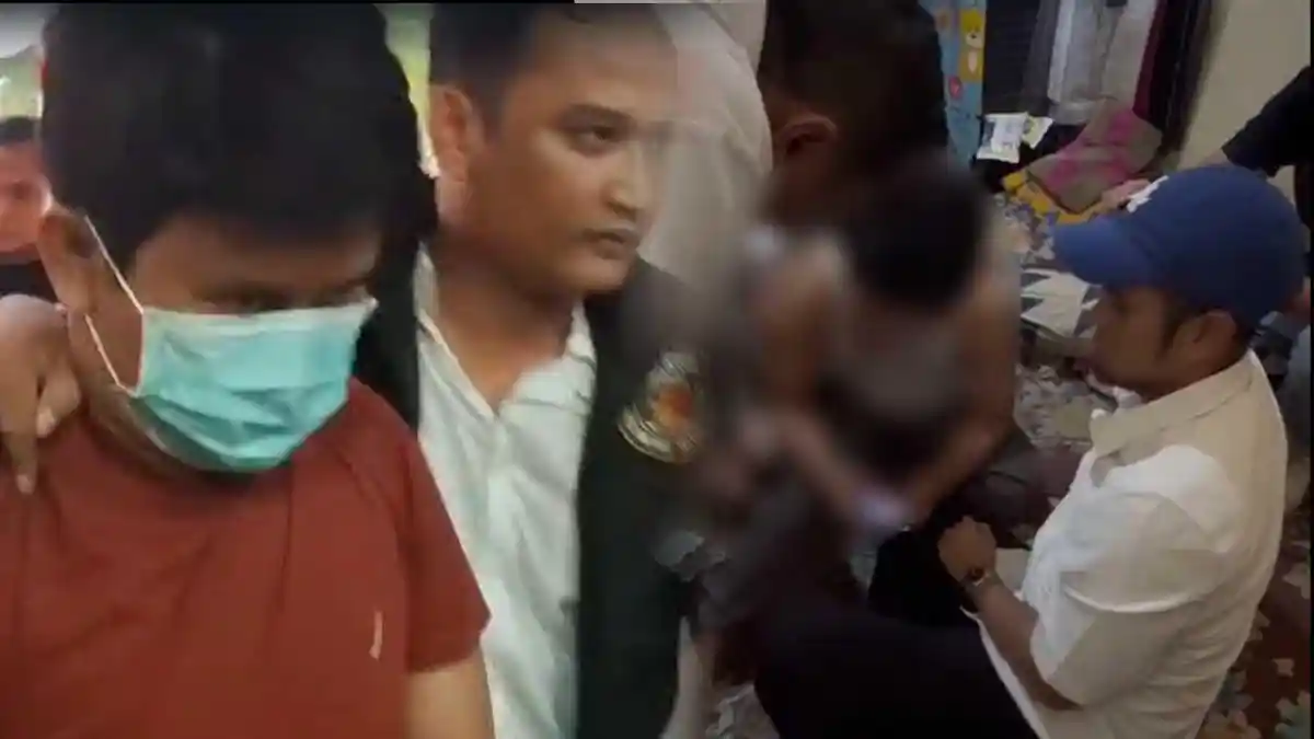 Tertunduk di Depan Polisi Sambil Tunjukkan Isi Whatsapp, Pelaku Teror SDN Srengseng Sawah 15 Diciduk - Tribunjakarta.com