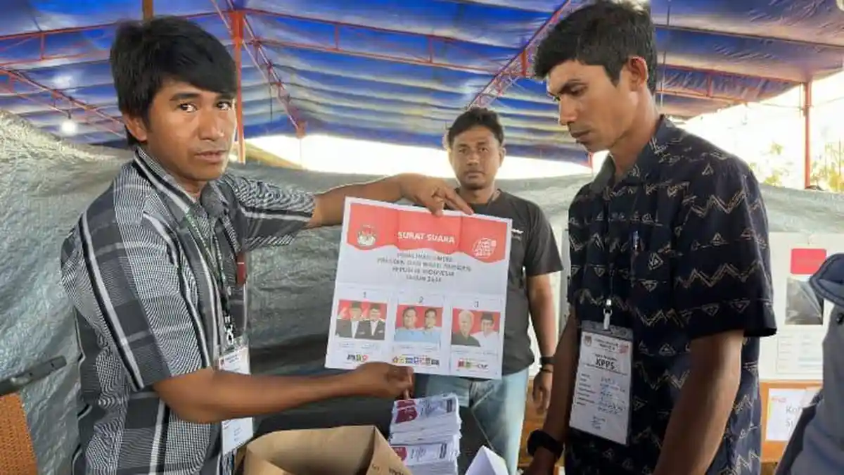 Sukseskan Pemilu 2024, KPUD dan Harita Nickel Buka TPS Khusus Karyawan di Site Obi - Petugas-KPPS-melakukan-pemeriksaan-surat-suara.jpg
