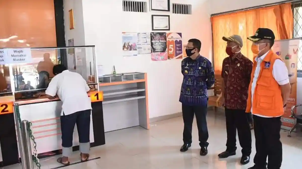 Zaiful Bokhari Hadiri Penyerahan Bantuan Sosial Tunai (BST) Kantor Pos Sukadana