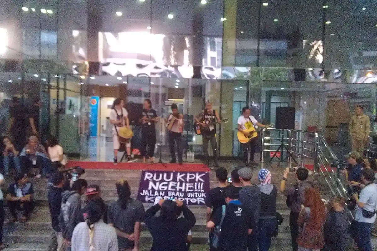Protes Revisi UU KPK, Band Marginal Manggung di Gedung KPK