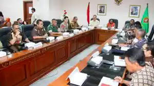 Wamendagri-Ribka-Haluk-rapat-koordinasi-bersama-Gubernur-Maluku.jpg