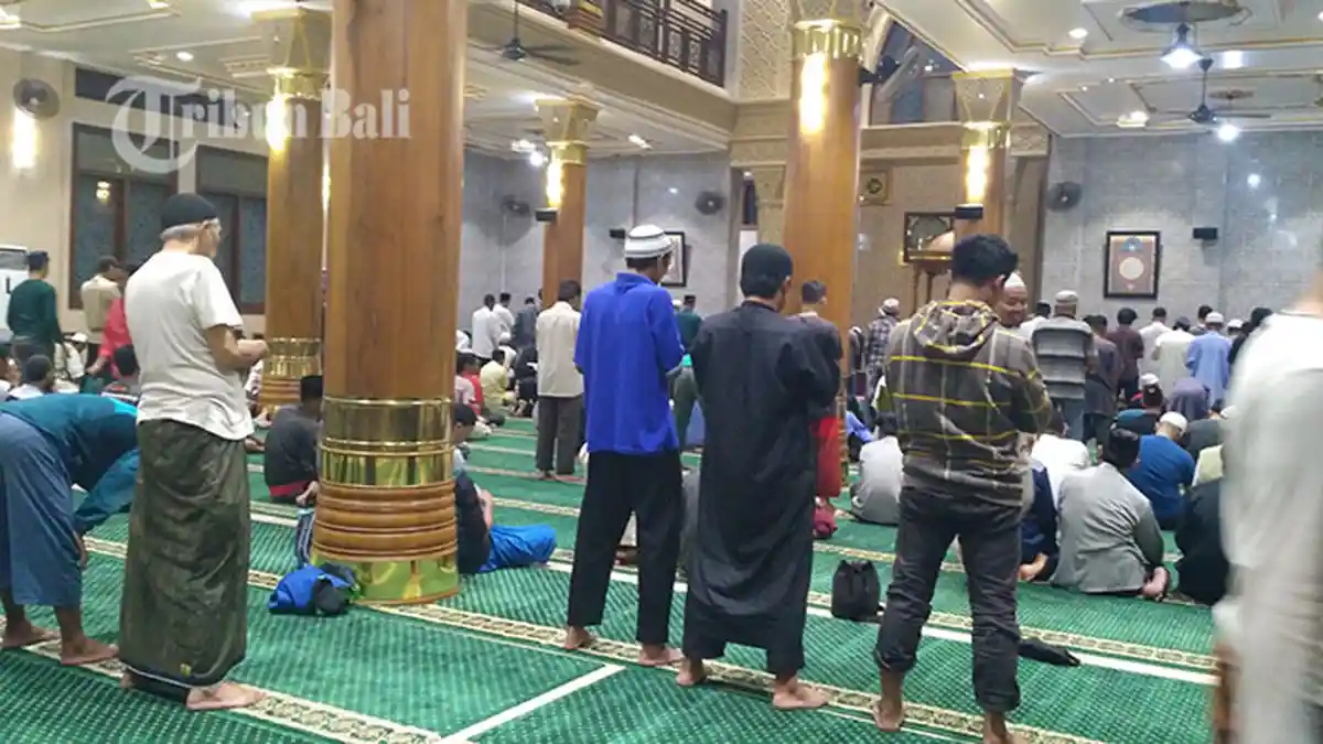 8 Panduan Salat Berjamaah di Masjid Saat New Normal