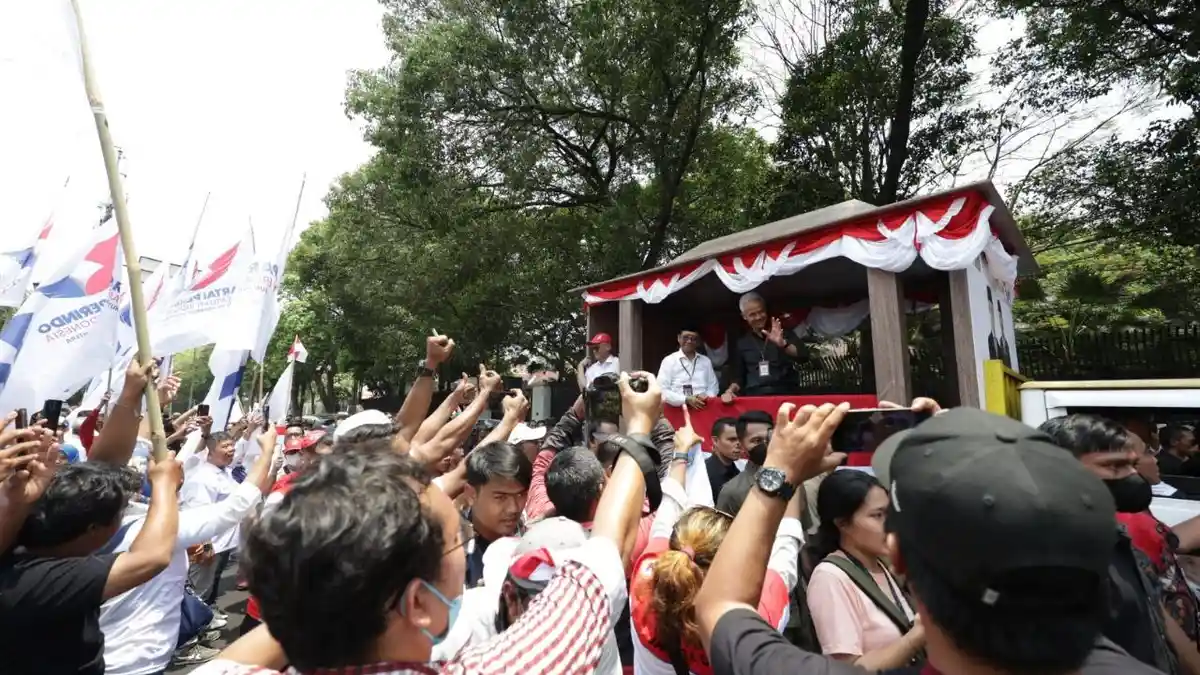 Puluhan Ribu Warga Jalan Kaki Antar Ganjar-Mahfud Daftar ke KPU