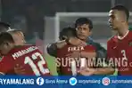 pelatih-timnas-indonesia-u-19-indra-sjafri-memeluk-pemainnya-usai-mengalahkan-filipina_20180705_223015.jpg