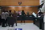 Nikita-Mirzani-Ngamuk-Banting-Mikrofon-di-Ruang-Sidang-Dito-Mahendra-Sudah-3-Kali-Mangkir.jpg
