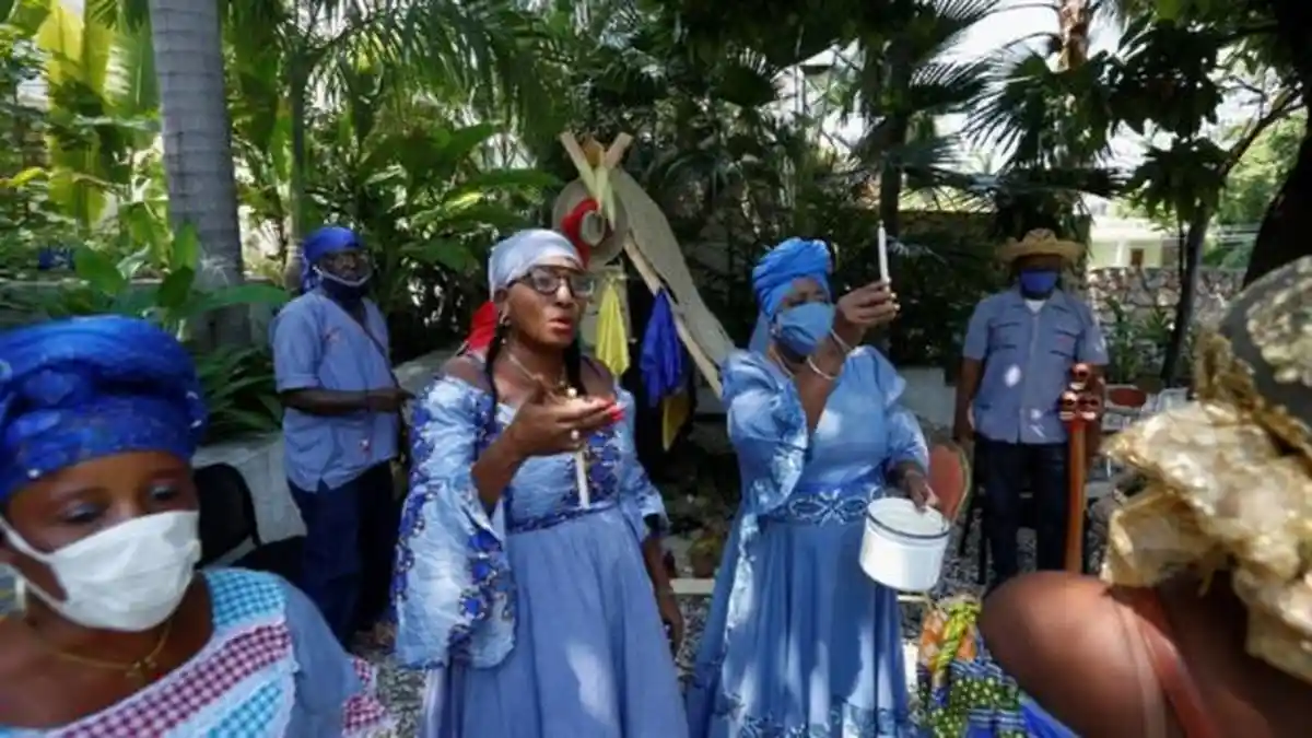 Pemimpin Voodoo Haiti Obati Korban Covid-19 di Dalam Kuil