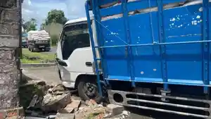 Truk-biru-menabrak-rumah-di-Jembrana-Bali-supir-sempat-mengeluh-nyeri-di-bagian-dada.jpg