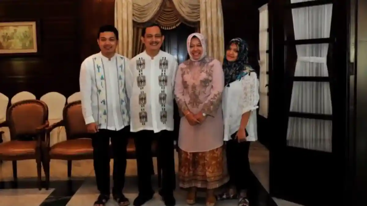Jarang Disorot, Inilah Sosok Suami Wali Kota Surabaya Risma ...