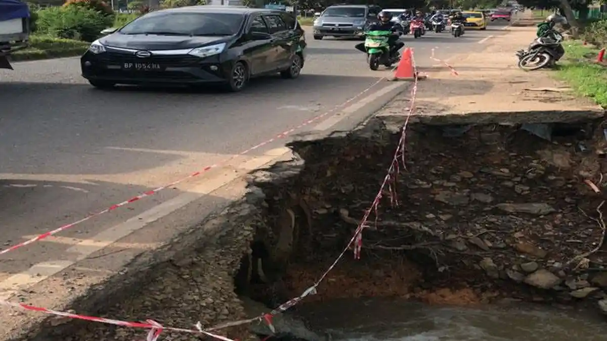 Kecelakaan Hari Ini di Batam Korbannya Ibu dan Anak Gegara Jalan Amblas