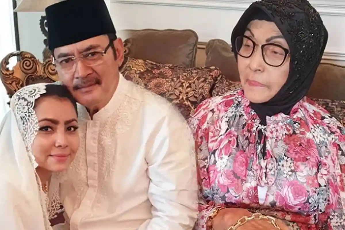 Potret Ibu Mayangsari Tetap Modis Meski Sudah Berumur, Mertua Bambang Pakai Sandal Ratusan Dolar