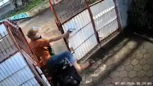 MALING-MOTOR-Dua-pria-terekam-CCTV-saat-m.jpg