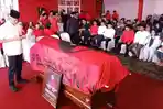 Ganjar-Pranowo-berdoa-di-depan-peti-jenazah-Bambang-Kusriyanto.jpg