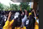 mahasiswa-fisip-undana-kupang-saat-melakukan-demonstrasi.jpg
