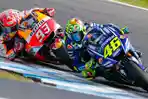 marc-marquez-dan-valentino-rossi-di-philip-island-2017_20171023_012430.jpg