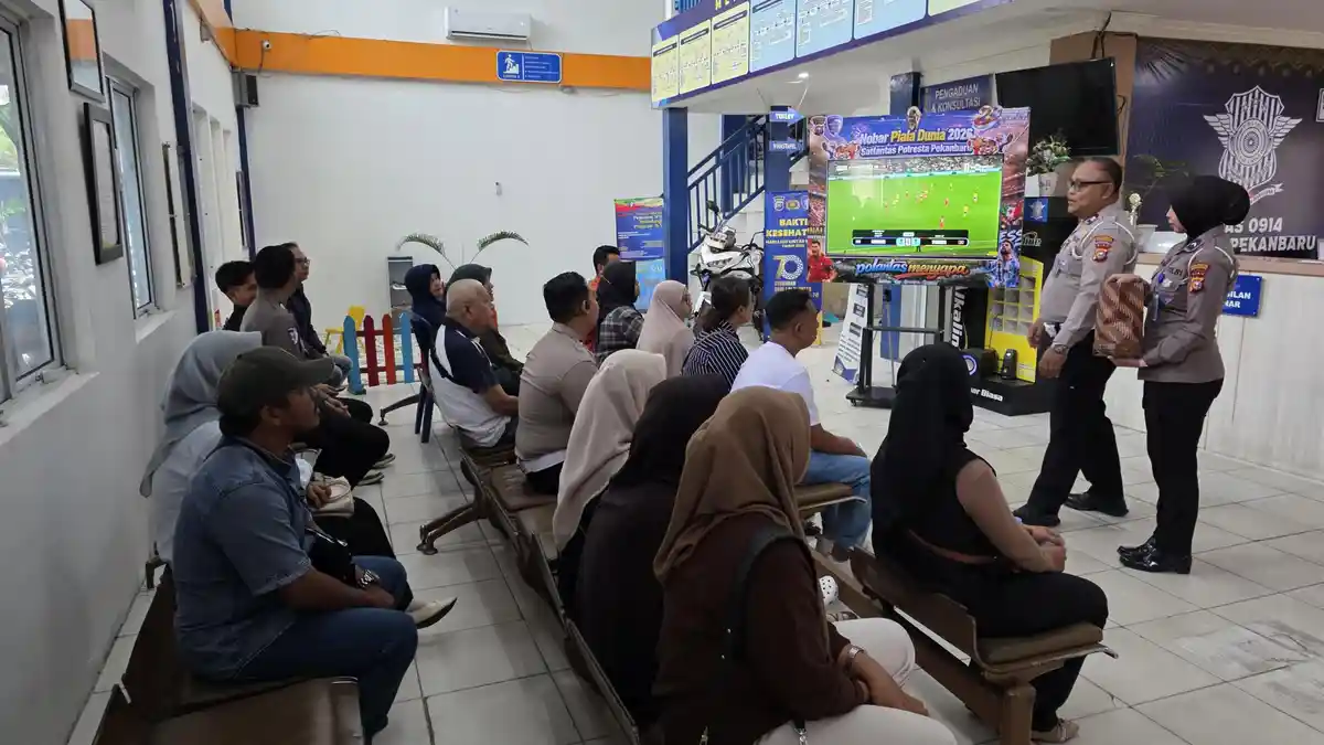 Unik, Pemohon SIM di Pekanbaru Bisa Nonton Siaran Pertandingan Piala ...