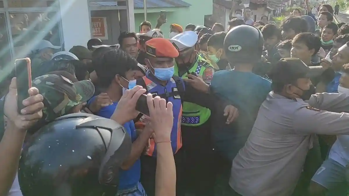 Warga Keroyok Sopir Angkot Maut, Polisi Lepaskan Tembakan Peringatan
