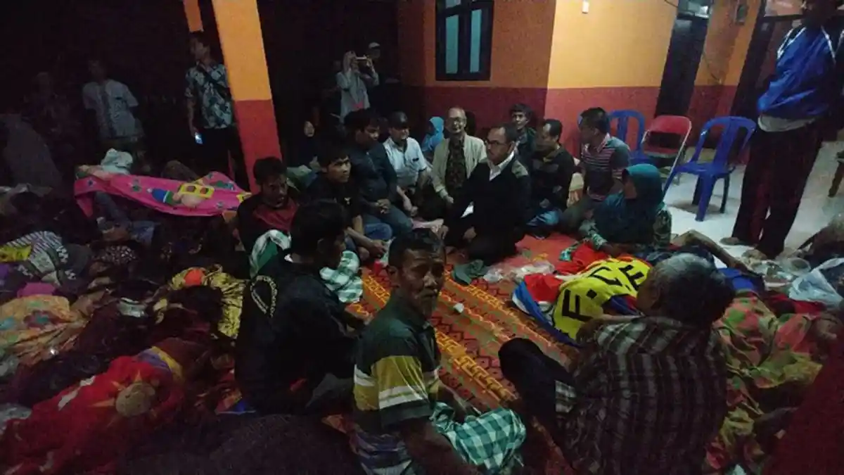 Sudirman Said Sambangi Pengungsi Bencana Longsor di Salem