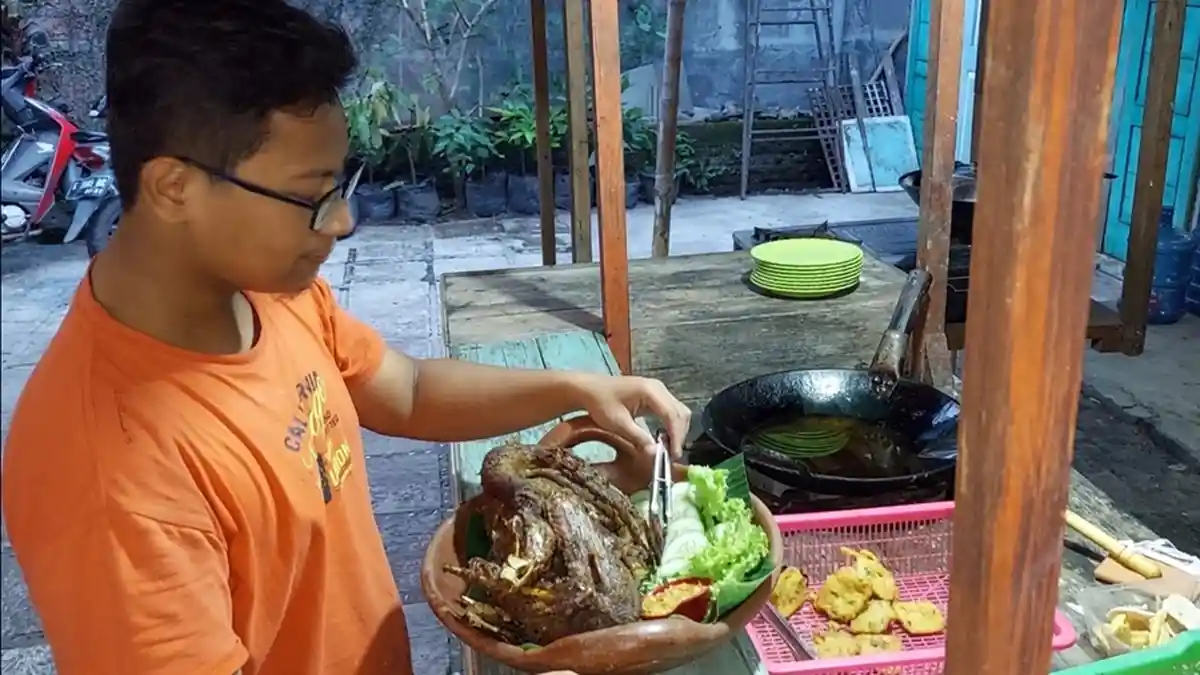 Asyiknya Ngabuburit Sembari Berburu Entok Asap Warung Kudusan, Harga Seporsi Cuma Rp 33 Ribu