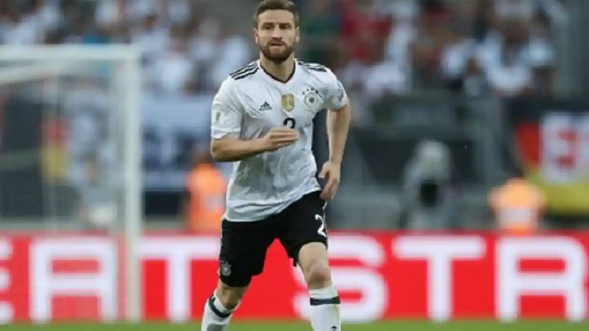 Shkodran Mustafi Pintar Menjawab Pertanyaan Penggemar