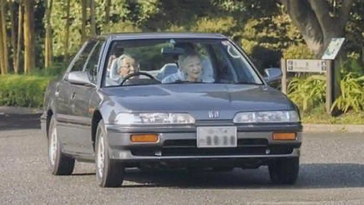 Kaisar Jepang Akihito Terpaksa Hentikan Mobil lalu Kembali ke Rumah Ambil SIM