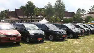 Sejumlah-mobil-dinas-Pemprov-Riau-parkir-di-Gedung-Daerah-Pekanbaru.jpg