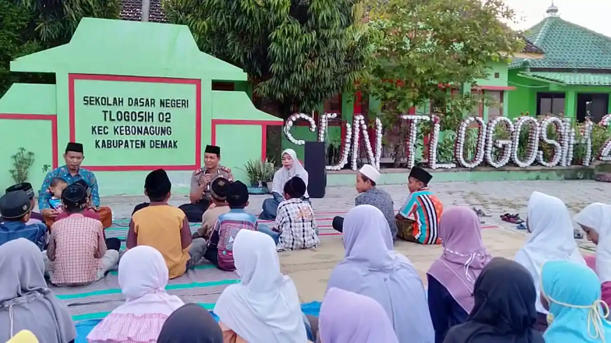 Kapolsek Keboangung Demak Buka Puasa Bersama Warga dan Anak SD