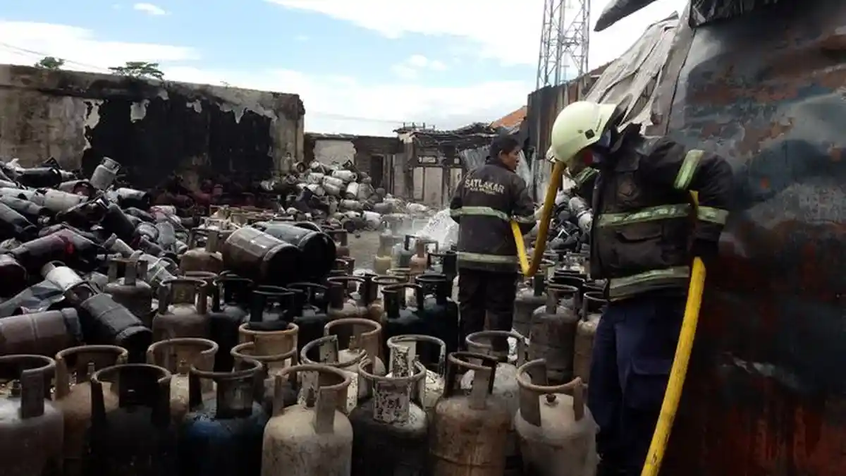 BREAKING NEWS: Ledakan Tabung Gas Terdengar Berkali-kali, Warga Berhamburan Panik