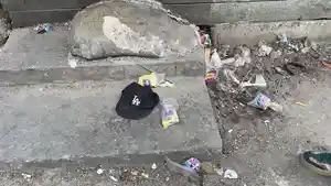 KALENG-Lem-berserakan-di-sekitar-rumah-di-Jalan-Antasan-Kecil.jpg