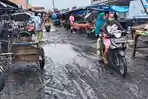 Seorang-pengendara-sepeda-motor-melintas-di-jalan-utama.jpg