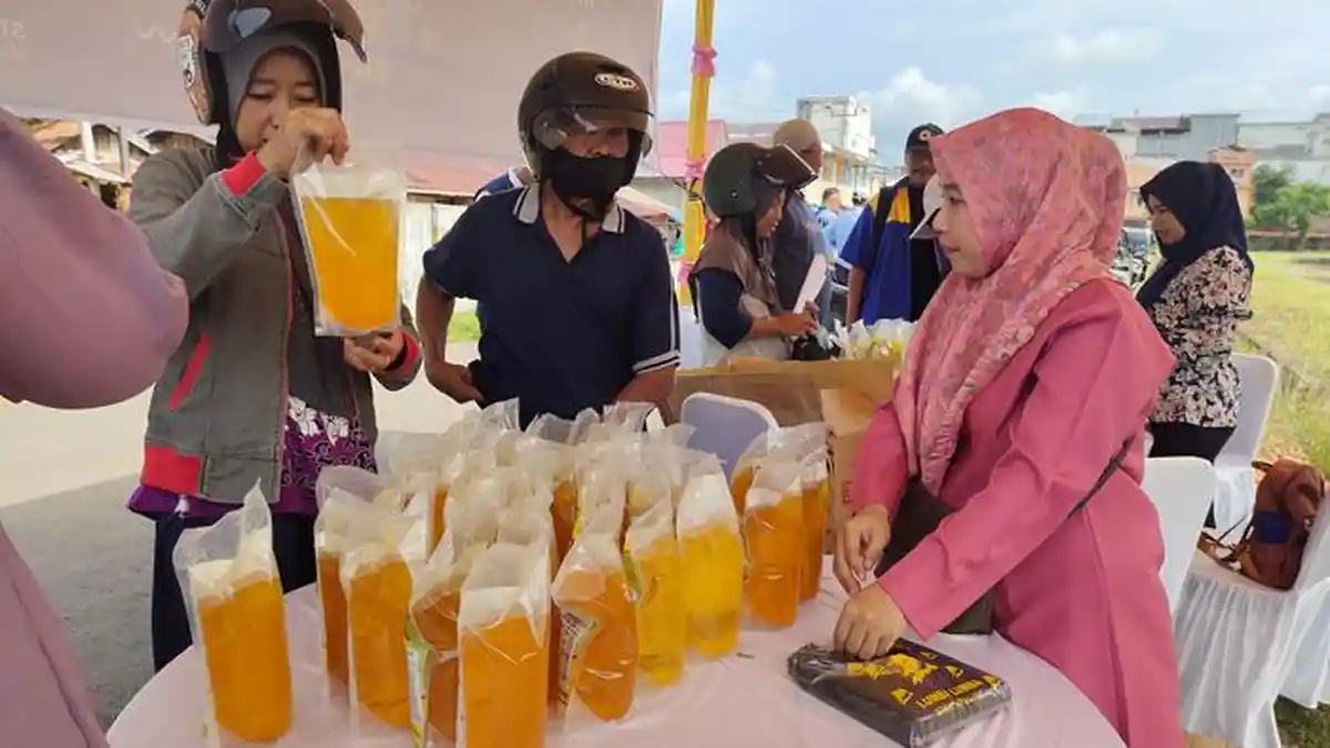 Promo Minyak Goreng di Sentra IKM Kelapa Lingga Jelang Idul Adha 1443 H