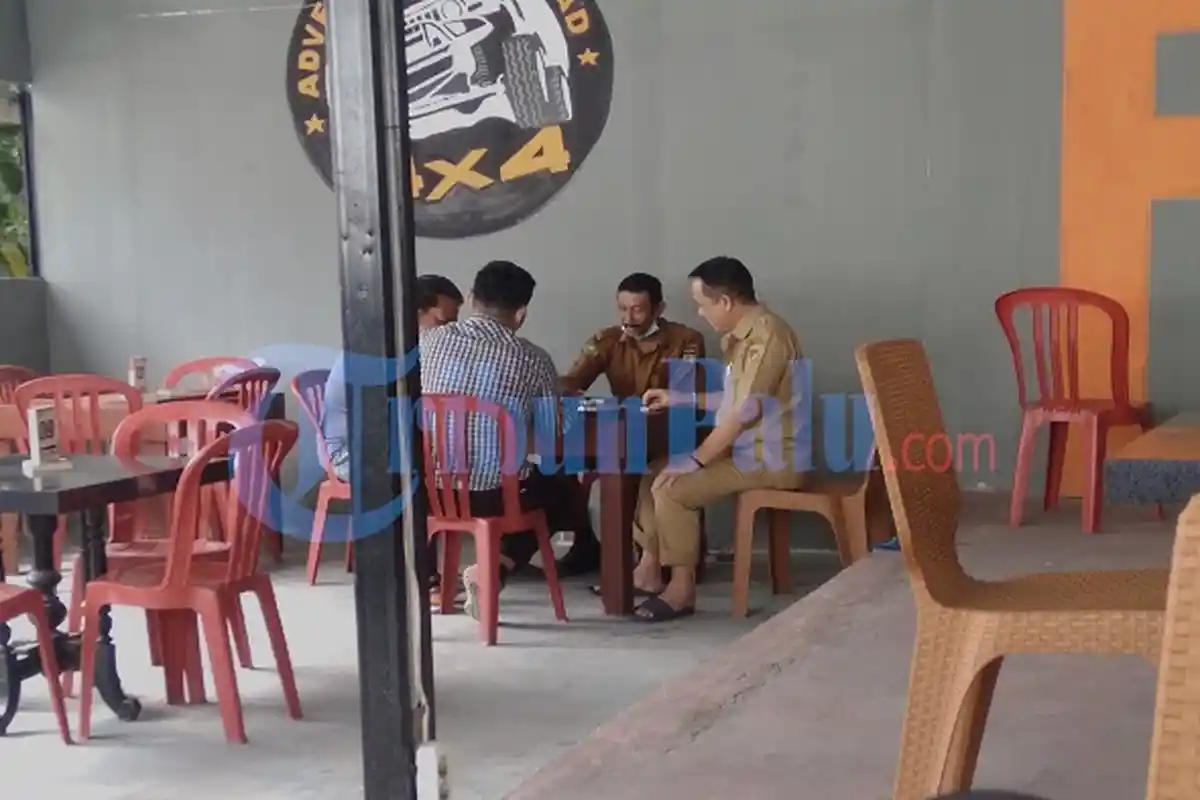 ASN Kemenag Palu dan Pemprov Sulteng Asik Bermain Gaple di Jam Kerja