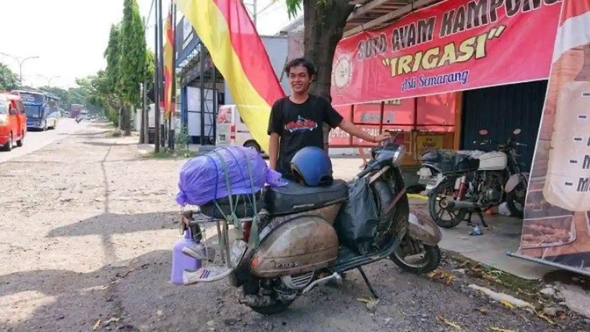 Dua Pemuda Ini Mantap Kendarai Motor Lawas untuk Tempuh Perjalanan Mudik Tangerang-Bojonegoro