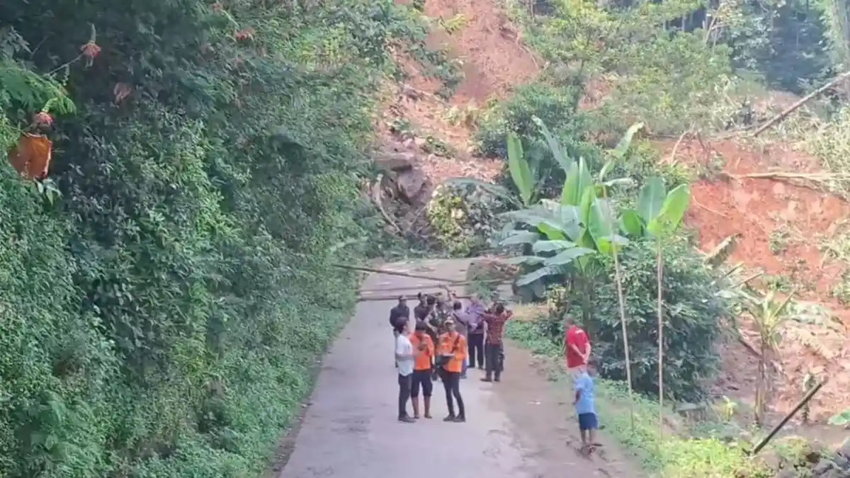 Sudah 3 Hari Akses Jalan Talaga - Malausma Majalengka Tertutup Longsor, Begini Kondisinya