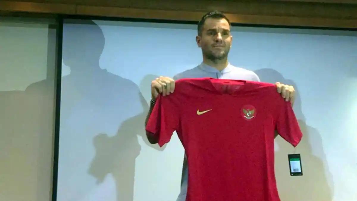 Lewat Tato, Simon McMenemy Tunjukkan Rasa Cintanya untuk Indonesia