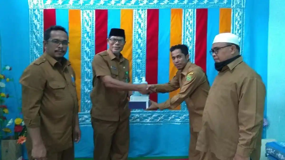 Kemenag Abdya Bagikan APD untuk Staf KUA Kecamatan