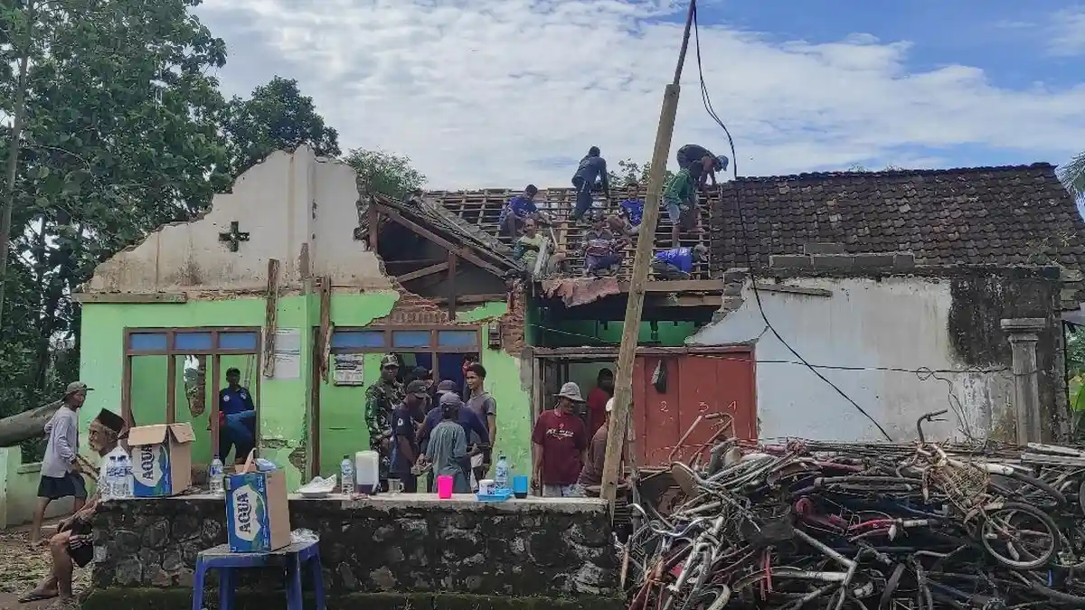 Warga Desa Sidodadi Blitar Berharap Ada Bantuan Perbaikan Rumah yang Rusak Tertimpa Pohon Tumbang