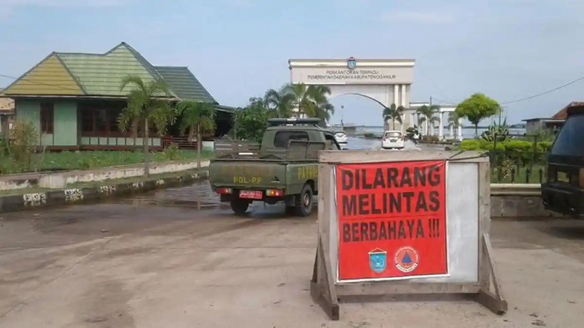 Sudah 3 Minggu Jalan ke KPT Ogan Ilir Terendam, Pengendara Nekad Terobos Banjir